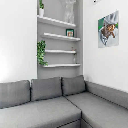 Pinacoteca - Art Behind The 2 Towers *