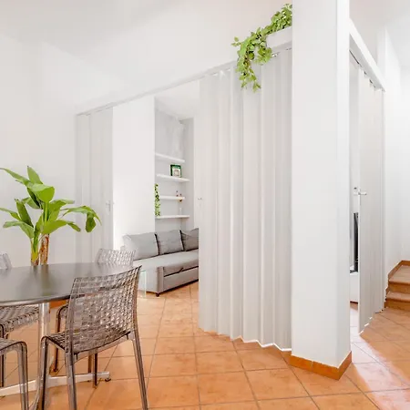 Pinacoteca - Art Behind The 2 Towers