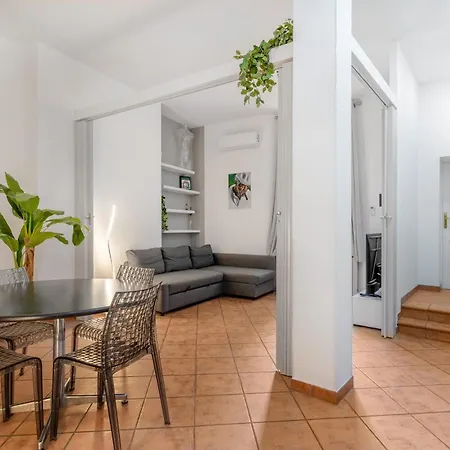 Pinacoteca - Art Behind The 2 Towers *