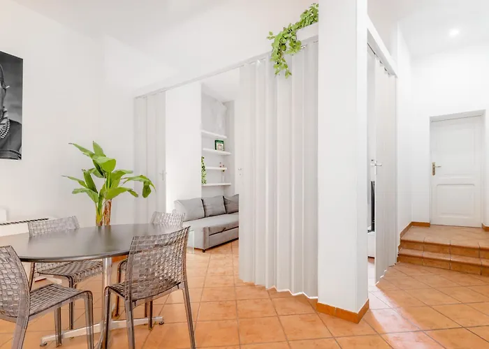 Pinacoteca - Art Behind The 2 Towers