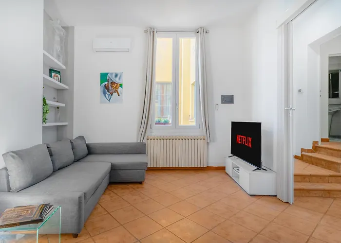 Pinacoteca - Art Behind The 2 Towers