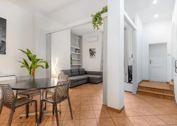 Pinacoteca - Art Behind The 2 Towers *