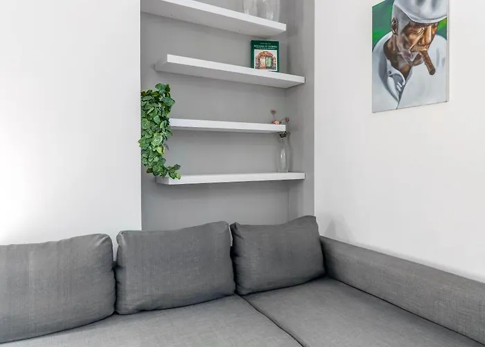 Pinacoteca - Art Behind The 2 Towers *