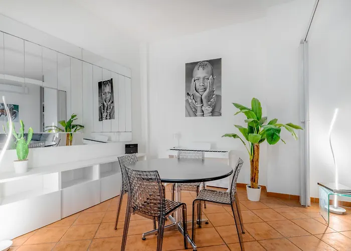 Pinacoteca - Art Behind The 2 Towers Apartman *